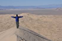 No alto das Kelso Dunes, maravilhado com a paisagem desértica de Mojave, na Califórnia, nos Estados Unidos